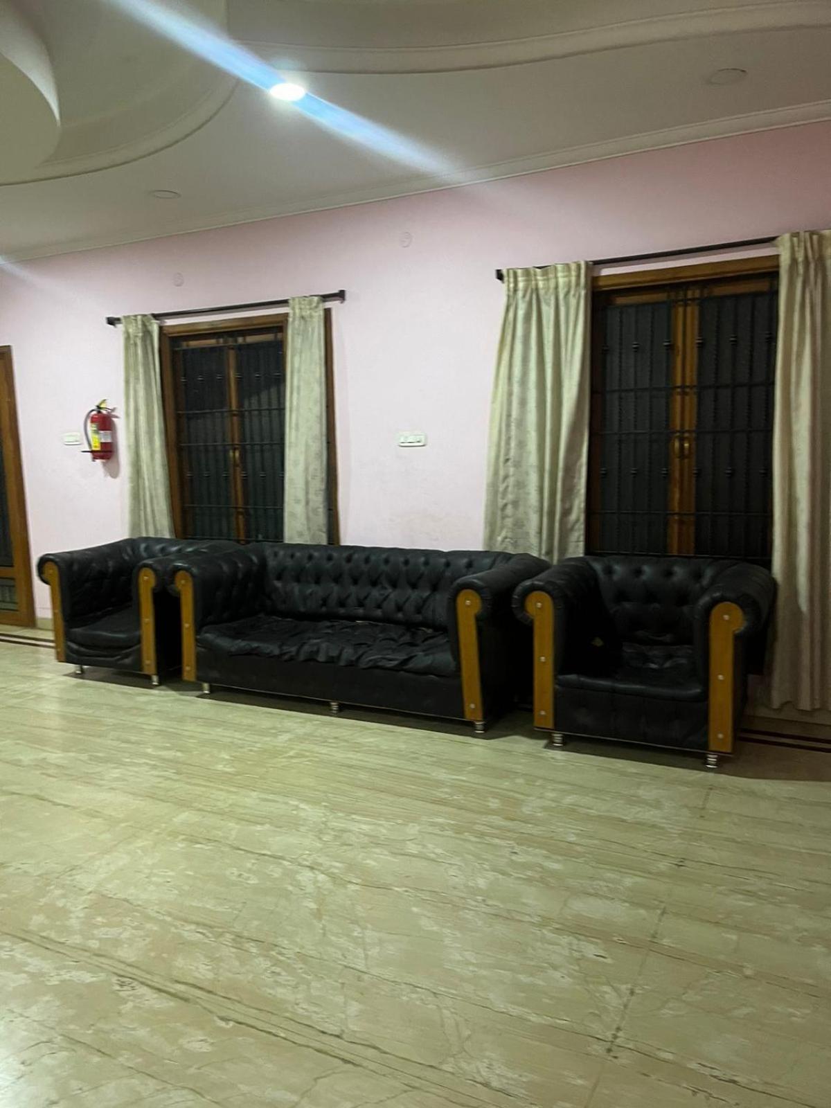 מדוראי The Alp Hotel Bypass Road מראה חיצוני תמונה