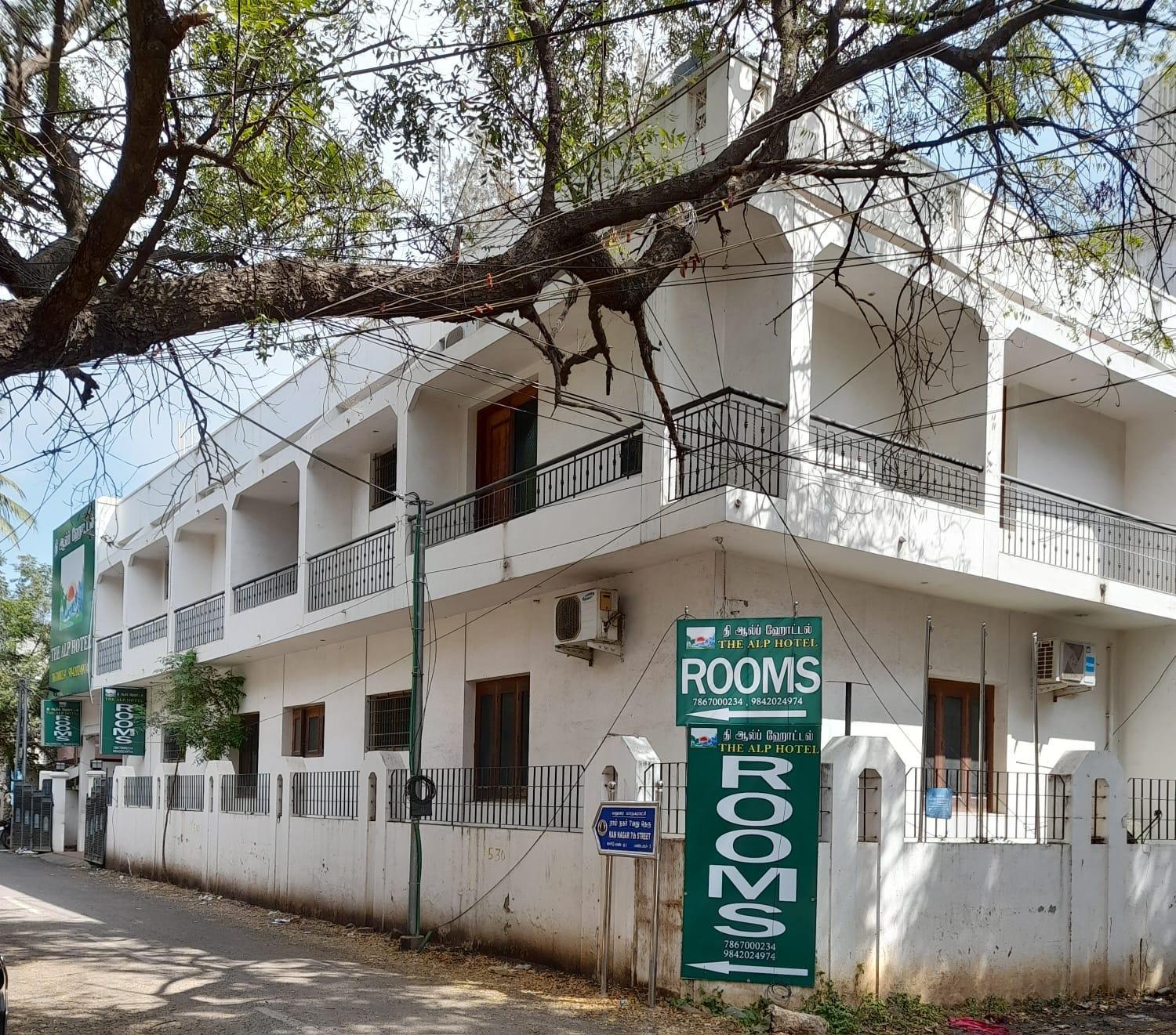 מדוראי The Alp Hotel Bypass Road מראה חיצוני תמונה