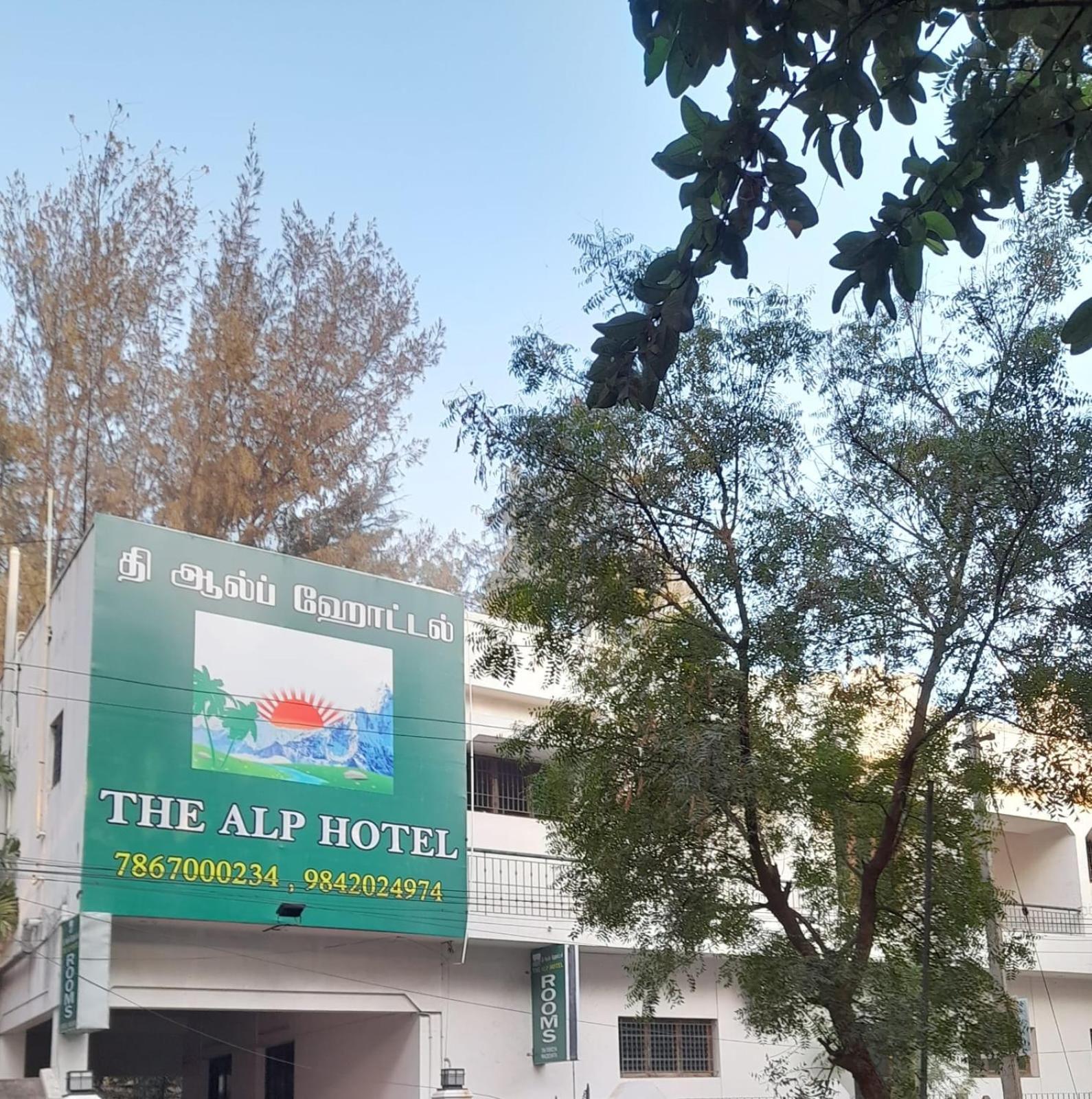 מדוראי The Alp Hotel Bypass Road מראה חיצוני תמונה